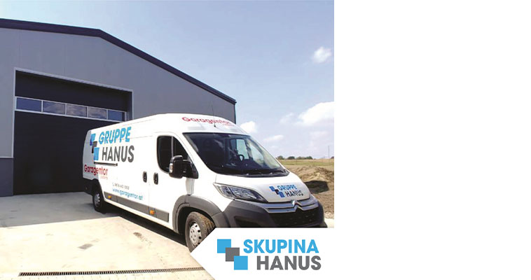 Hanus kombi pred industrijskimi garažnimi vrati