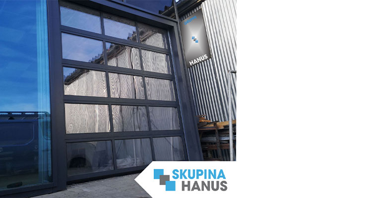 Hanus garažna vrata s steklenimi dodatki