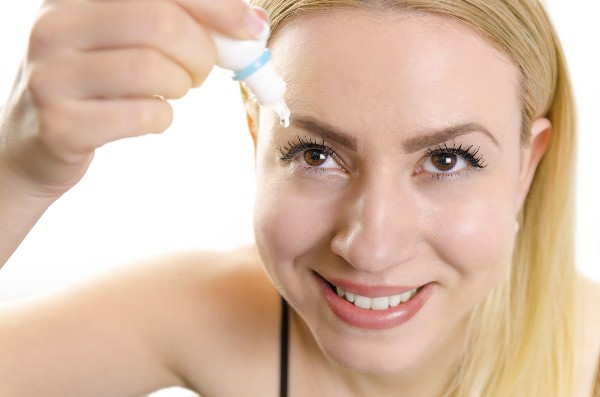 skrb za oči na snegu vključuje kapljice za oči